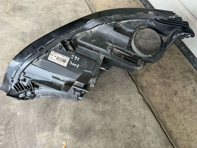 bontott PEUGEOT 3008 SUV Jobb Fényszóró