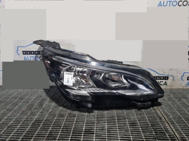 bontott PEUGEOT 3008 SUV Jobb Fényszóró