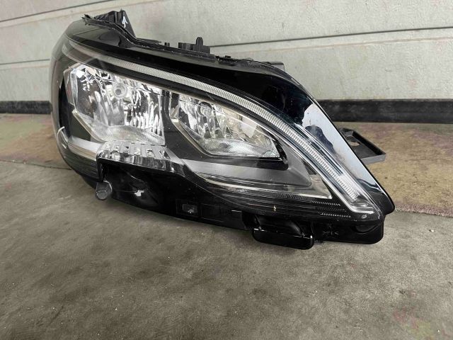 bontott PEUGEOT 3008 SUV Jobb Fényszóró