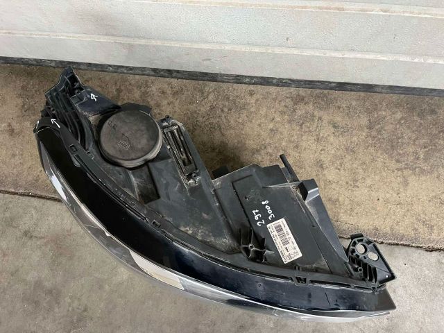 bontott PEUGEOT 3008 SUV Jobb Fényszóró