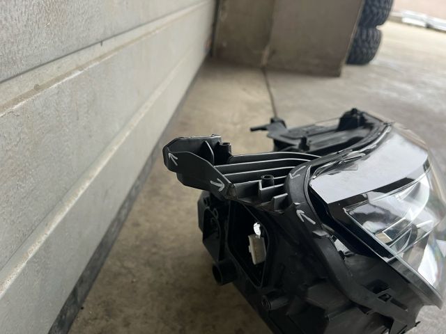 bontott PEUGEOT 3008 SUV Jobb Fényszóró