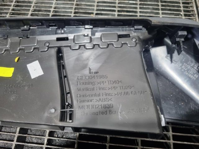 bontott PEUGEOT 3008 SUV Középső Szellőző