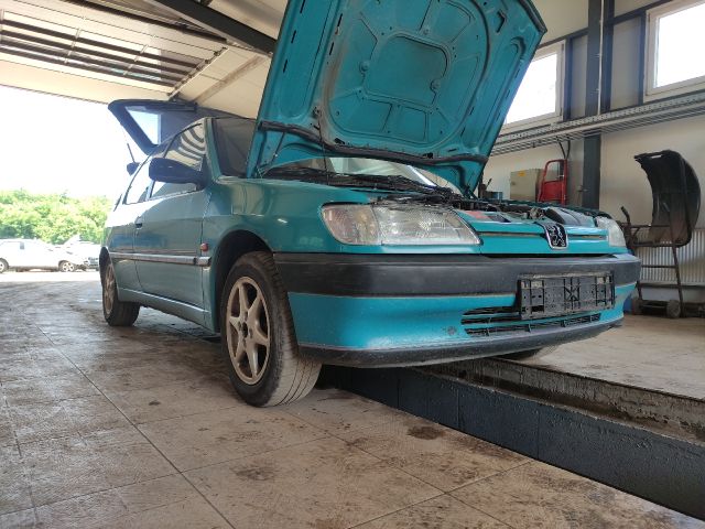 bontott PEUGEOT 306 Bal első Féknyereg Munkahengerrel