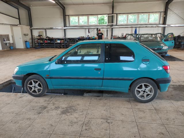 bontott PEUGEOT 306 Bal első Féknyereg Munkahengerrel