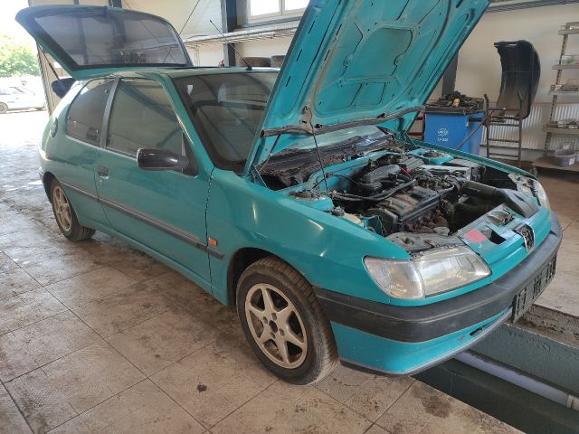 bontott PEUGEOT 306 Motor Tartó Bak Bal