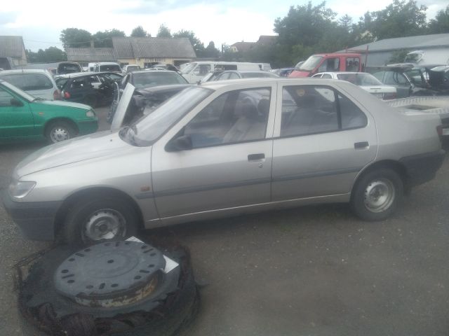 bontott PEUGEOT 306 Bal első Ajtó (Üres lemez)