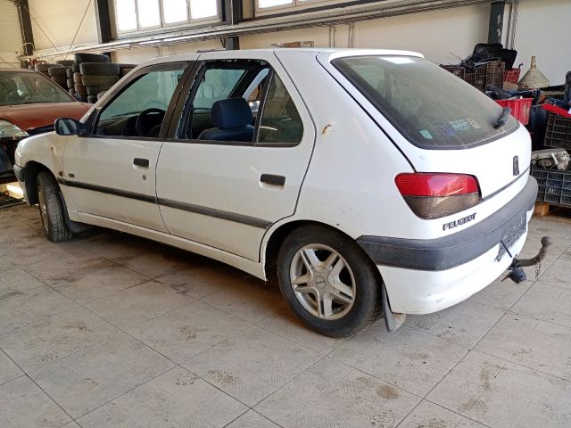 bontott PEUGEOT 306 Bal első Sárvédő Díszléc