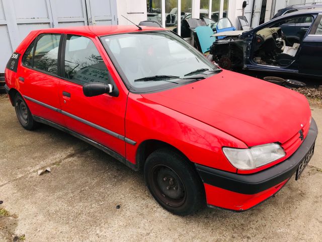 bontott PEUGEOT 306 Bal Fényszóró