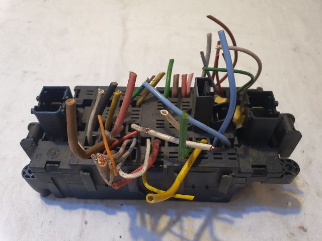 bontott PEUGEOT 306 Biztosítéktábla Utastér