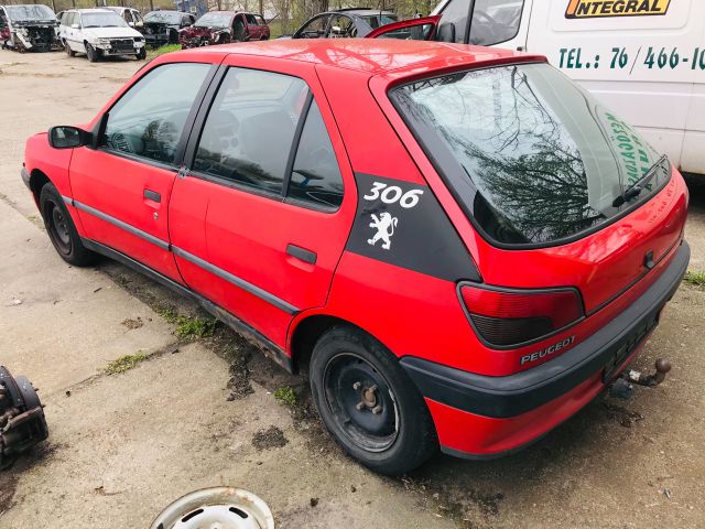 bontott PEUGEOT 306 Csomagtérajtó (Részeivel)