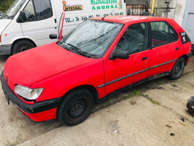 bontott PEUGEOT 306 Hátsó Lökhárító (Részeivel)