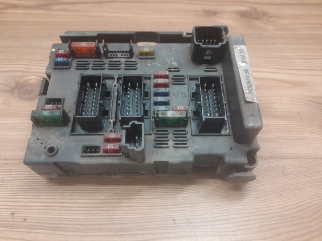 bontott PEUGEOT 307 Biztosítéktábla Motortér