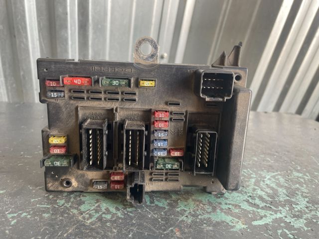 bontott PEUGEOT 307 Biztosítéktábla Motortér