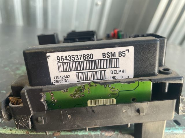 bontott PEUGEOT 307 Biztosítéktábla Motortér