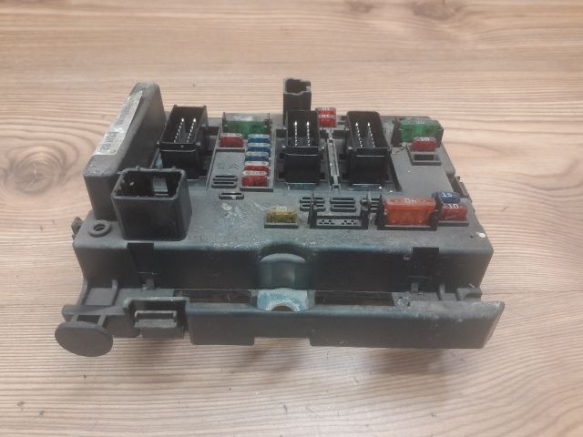 bontott PEUGEOT 307 Biztosítéktábla Motortér