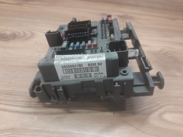 bontott PEUGEOT 307 Biztosítéktábla Motortér