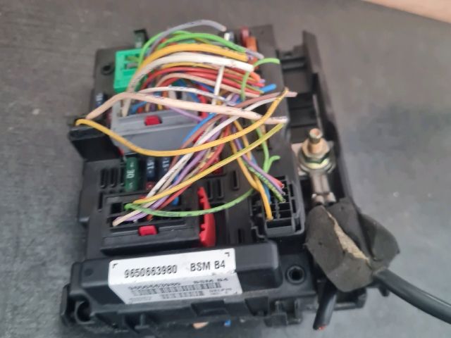 bontott PEUGEOT 307 Biztosítéktábla Motortér