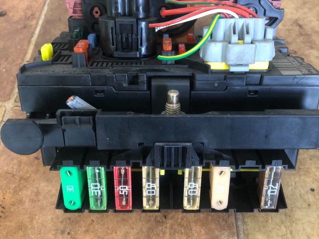 bontott PEUGEOT 307 Biztosítéktábla Motortér