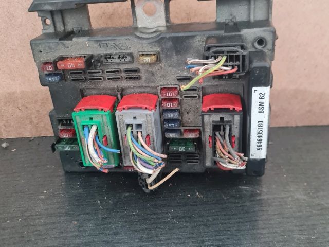 bontott PEUGEOT 307 Biztosítéktábla Motortér