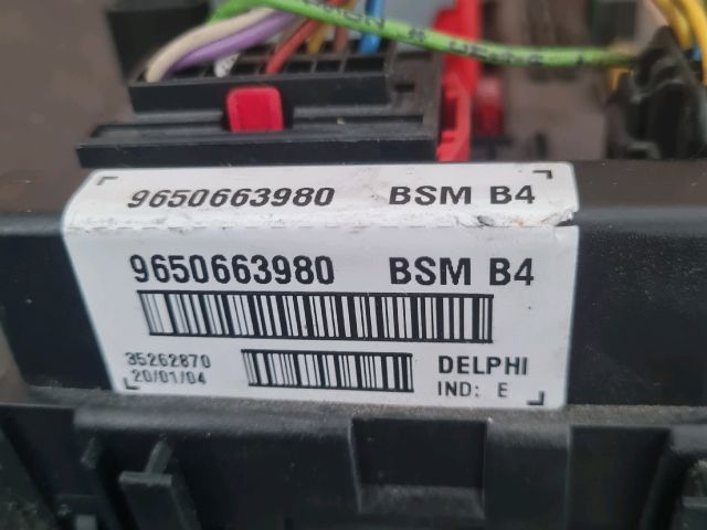 bontott PEUGEOT 307 Biztosítéktábla Motortér