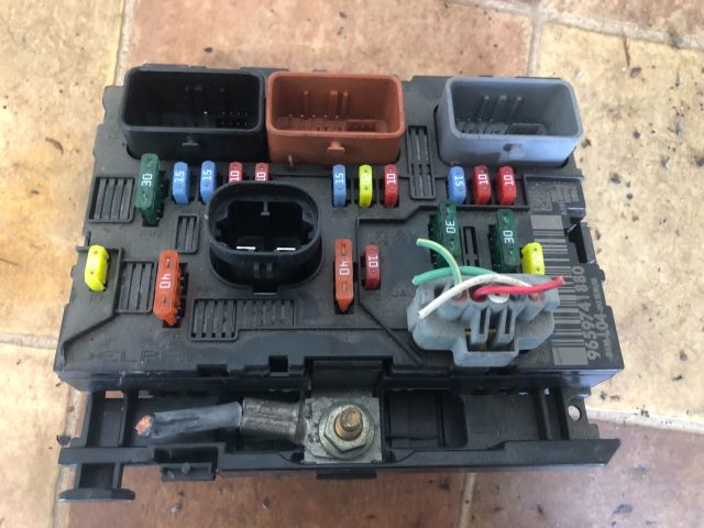 bontott PEUGEOT 307 Biztosítéktábla Motortér