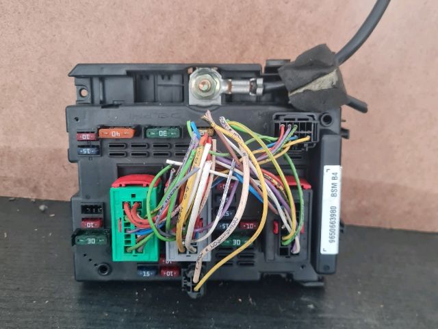 bontott PEUGEOT 307 Biztosítéktábla Motortér