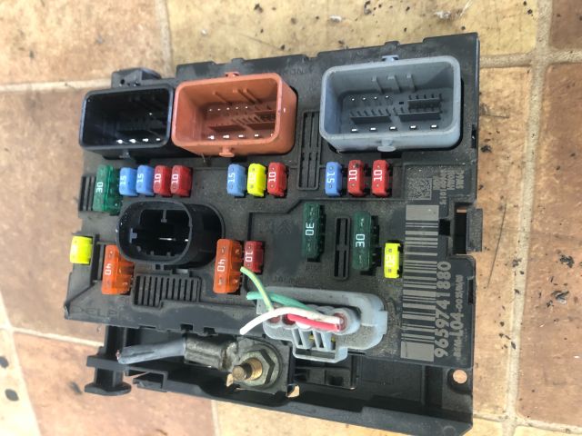 bontott PEUGEOT 307 Biztosítéktábla Motortér