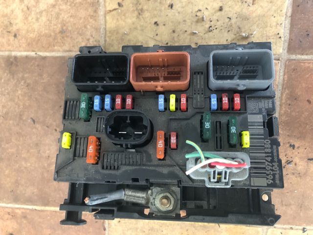 bontott PEUGEOT 307 Biztosítéktábla Motortér