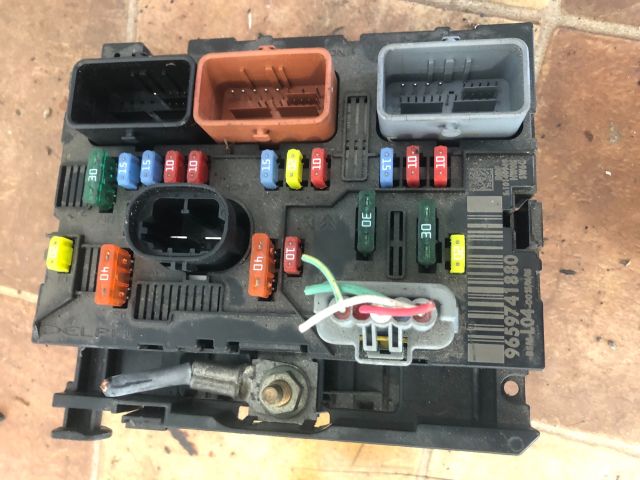 bontott PEUGEOT 307 Biztosítéktábla Motortér