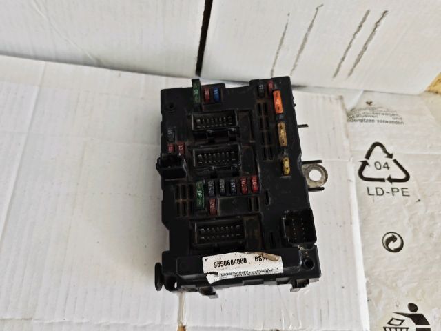 bontott PEUGEOT 307 Biztosítéktábla Motortér