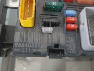 bontott PEUGEOT 307 Biztosítéktábla Motortér