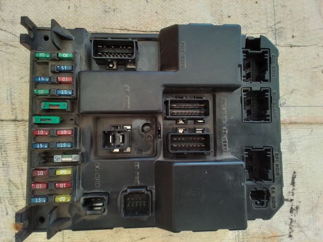 bontott PEUGEOT 307 Biztosítéktábla Motortér