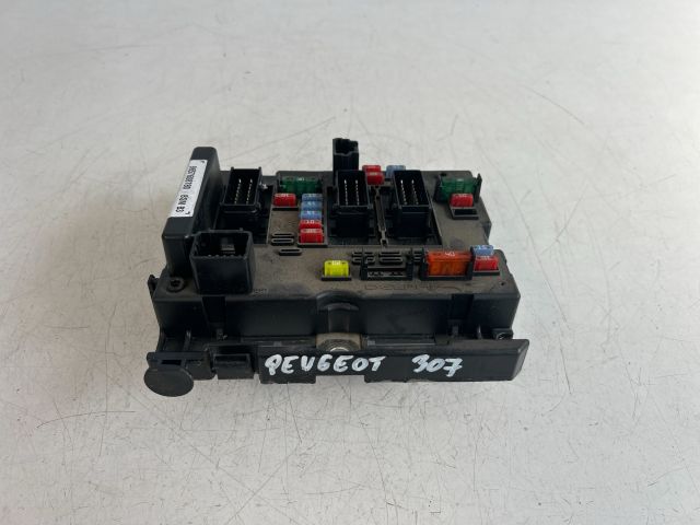 bontott PEUGEOT 307 Biztosítéktábla Motortér