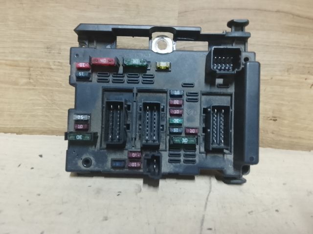 bontott PEUGEOT 307 Biztosítéktábla Motortér