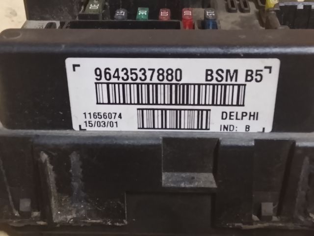 bontott PEUGEOT 307 Biztosítéktábla Motortér