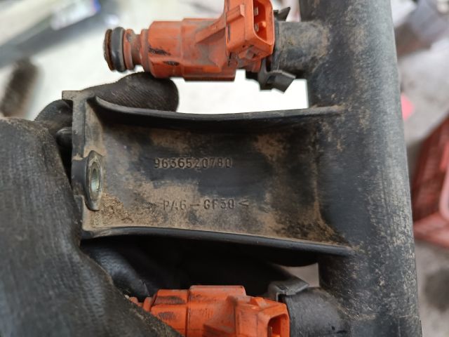 bontott PEUGEOT 307 Porlasztó Sor / Híd