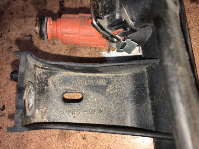 bontott PEUGEOT 307 Porlasztó Sor / Híd