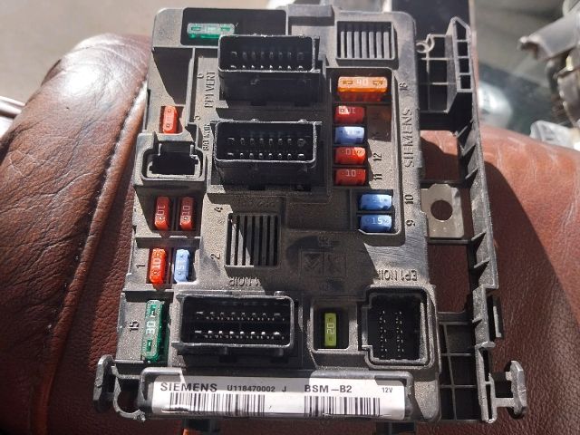 bontott PEUGEOT 307 Biztosítéktábla Motortér