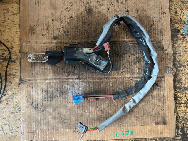 bontott PEUGEOT 307 Gyújtáskapcsoló Házzal
