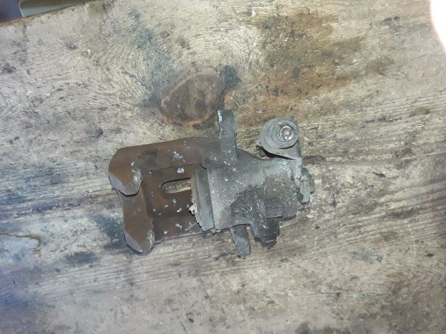 bontott PEUGEOT 307 Bal hátsó Féknyereg Munkahengerrel