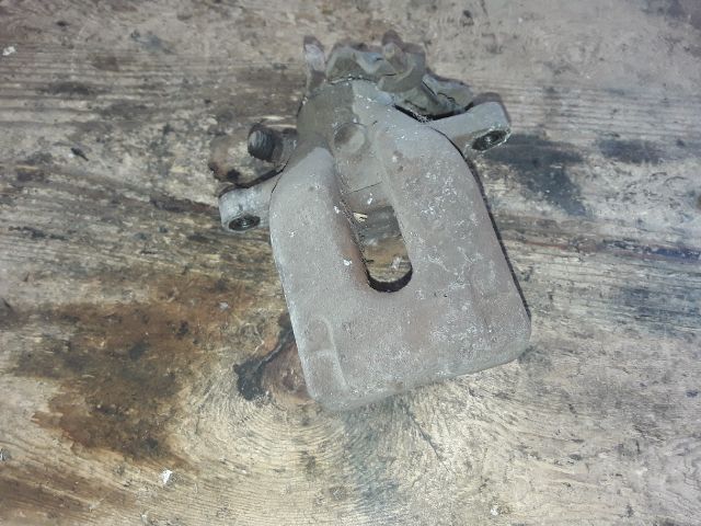 bontott PEUGEOT 307 Bal hátsó Féknyereg Munkahengerrel