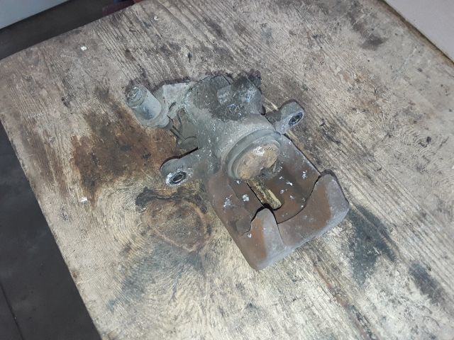 bontott PEUGEOT 307 Bal hátsó Féknyereg Munkahengerrel