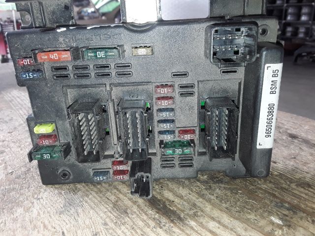 bontott PEUGEOT 307 Biztosítéktábla Motortér