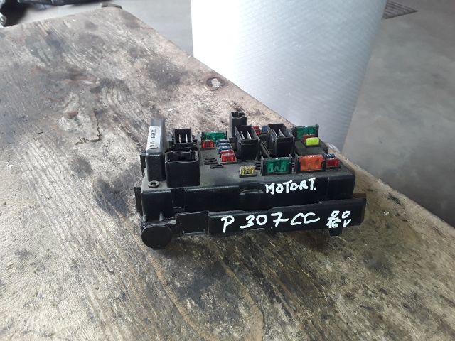 bontott PEUGEOT 307 Biztosítéktábla Motortér