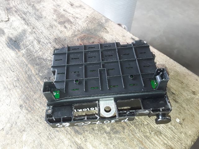 bontott PEUGEOT 307 Biztosítéktábla Motortér