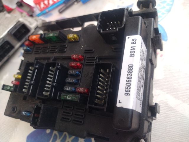 bontott PEUGEOT 307 Biztosítéktábla Motortér