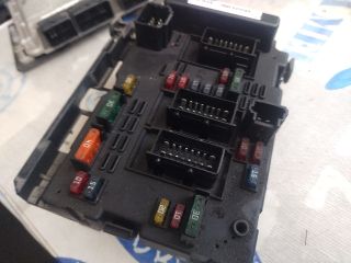 bontott PEUGEOT 307 Biztosítéktábla Motortér