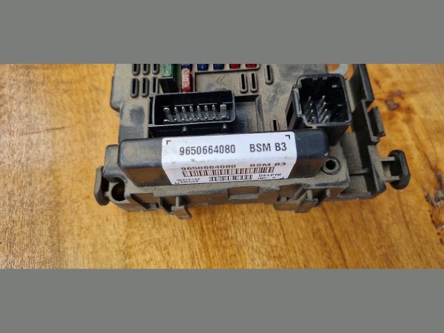 bontott PEUGEOT 307 Biztosítéktábla Motortér