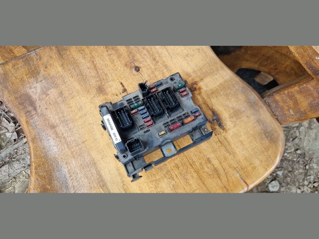 bontott PEUGEOT 307 Biztosítéktábla Motortér