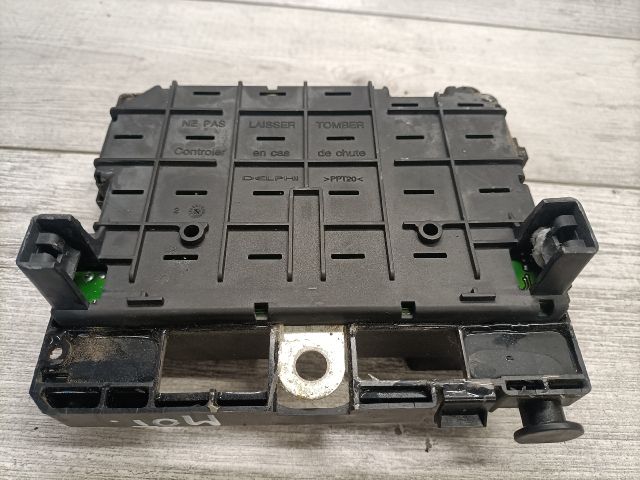 bontott PEUGEOT 307 Biztosítéktábla Motortér